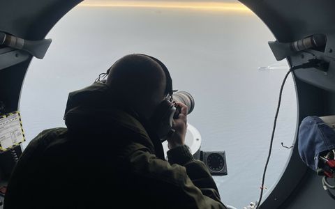 Un opéŕateur photographie le Honever Monrovia au-dessus de la Baltique.