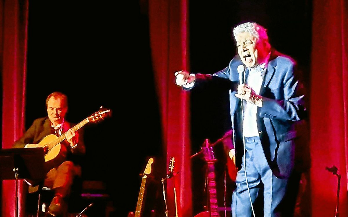 À Plougastel-Daoulas, Enrico Macias n’a pas eu besoin de mendier de l’amour auprès de ses 650 spectateurs