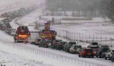 Stort antal fordon i krock – E4 avstängd norr om Uppsala