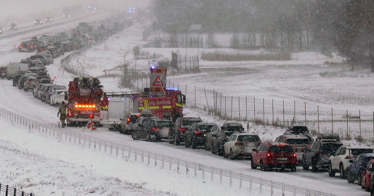 Stort antal fordon i krock – E4 avstängd norr om Uppsala