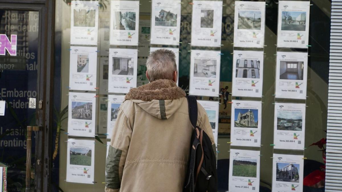 Imagen de archivo de un escaparate de una agencia inmobiliaria