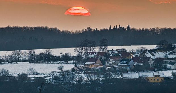 Západ slunce nad zasněženou obcí Zakřany na Brněnsku (17. 2. 2025)