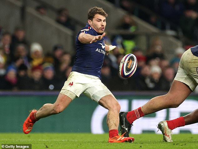 Dupont's first attempt at a crossfield kick to Damian Penaud on the wing bounced into touch