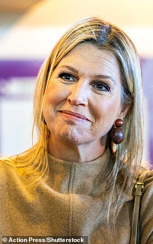 The Queen is known for her colour coordinating outfits and she didn't disappoint today