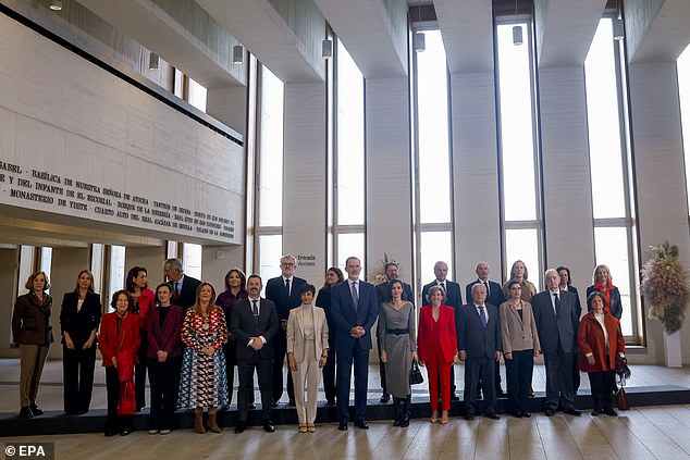 The couple posed with Housing minister Isabel Rodriguez (7-L), National Heritage president Ana de La Cueva (5-R) and Royal Collections Galery Patronage deputy president Gonzalo Santonja (4-R)