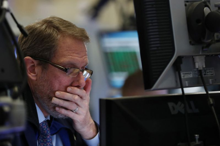 Un trader travaille à la bourse de New York