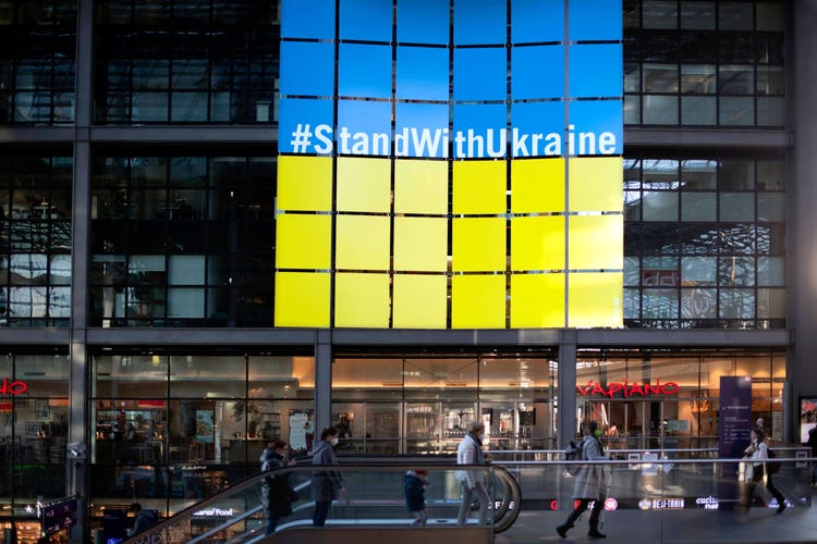 Eine Mehrheit der Deutschen spricht sich für Waffenlieferungen an die Ukraine aus. Plakat mit der Aufschrift «Stand with Ukraine» im März 2022 am Hauptbahnhof in Berlin.