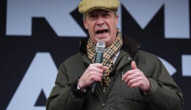 Nigel Farage spreads far-right conspiracy theory at farmers' rally