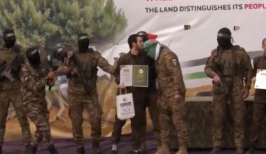 Trêve à Gaza: un otage israélien embrasse deux membres du Hamas sur le front lors de sa libération