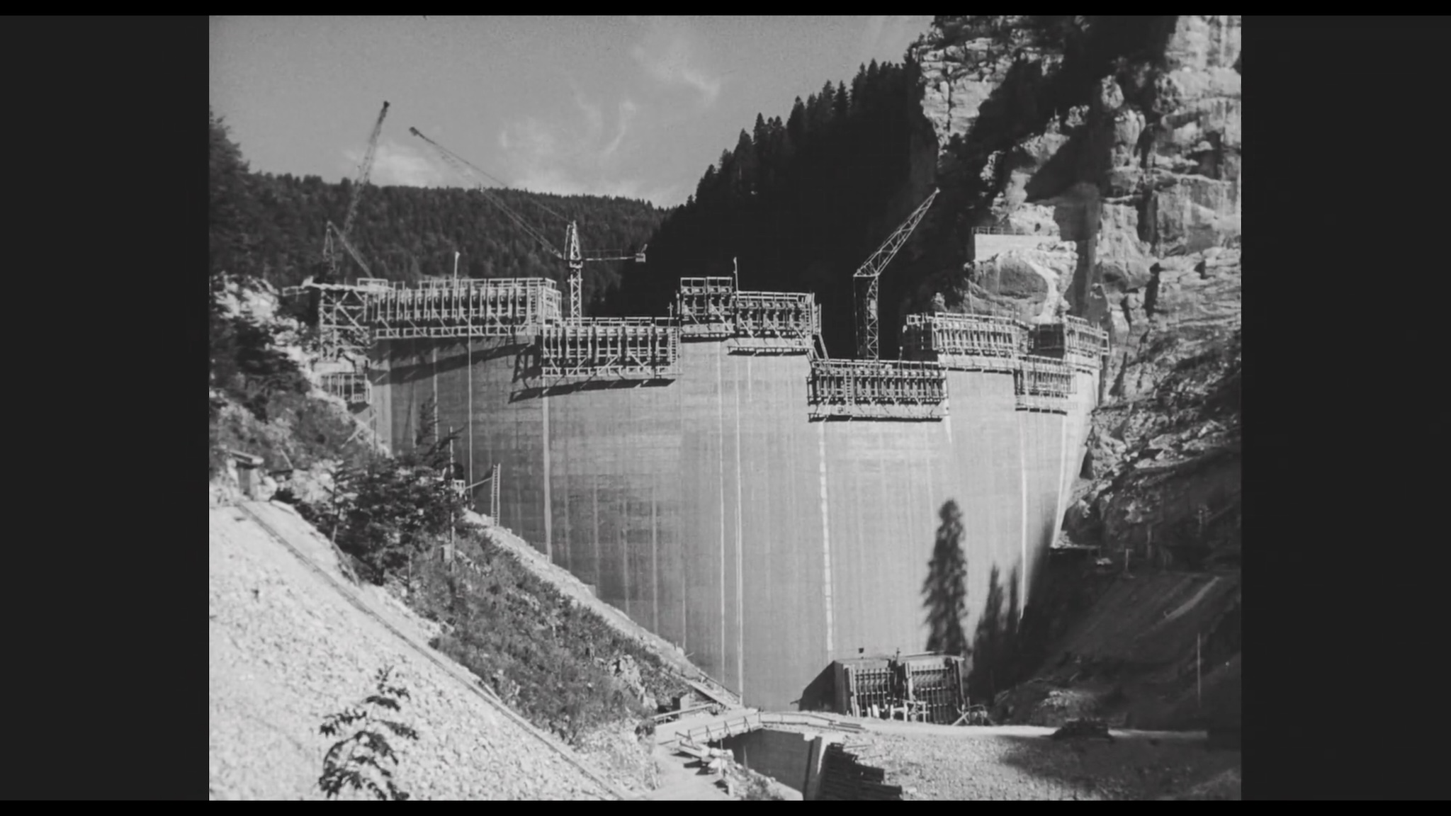 «Le Châtelot » est à la fois le nom d’un barrage connu sur le Doubs et un magnifique documentaire signé par Marie-Anne Colson-Malleville de 1953.