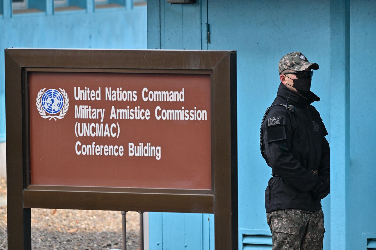 Un soldat sud-coréen garde un bâtiment de conférence de la Commission d’armistice militaire de l’ONU à Panmunjom, zone démilitarisée.