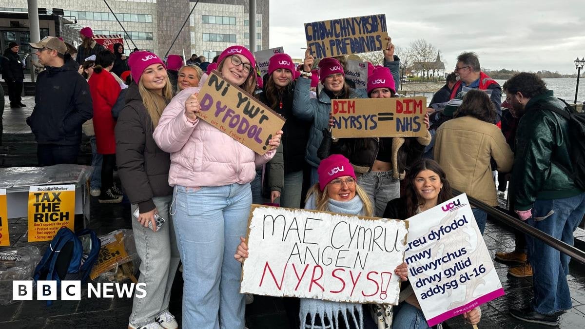 Cardiff University: Protestors call on Senedd to step in to save jobs - BBC News