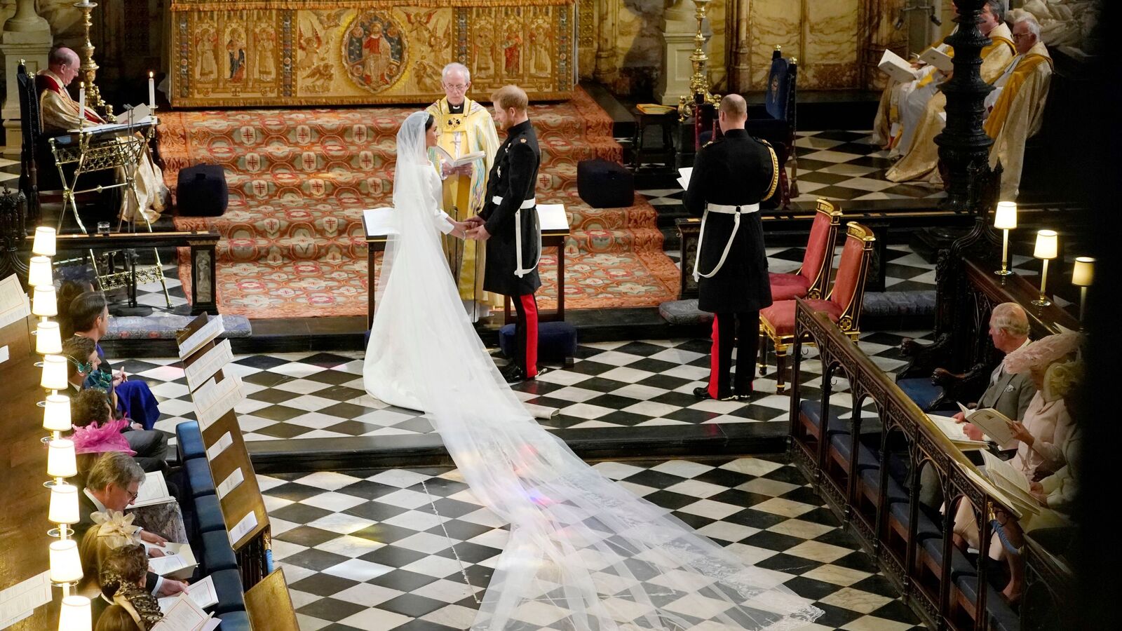Did Meghan Markle snub Queen Elizabeth during her wedding with Prince Harry? SHOCKING curtseying footage resurfaces