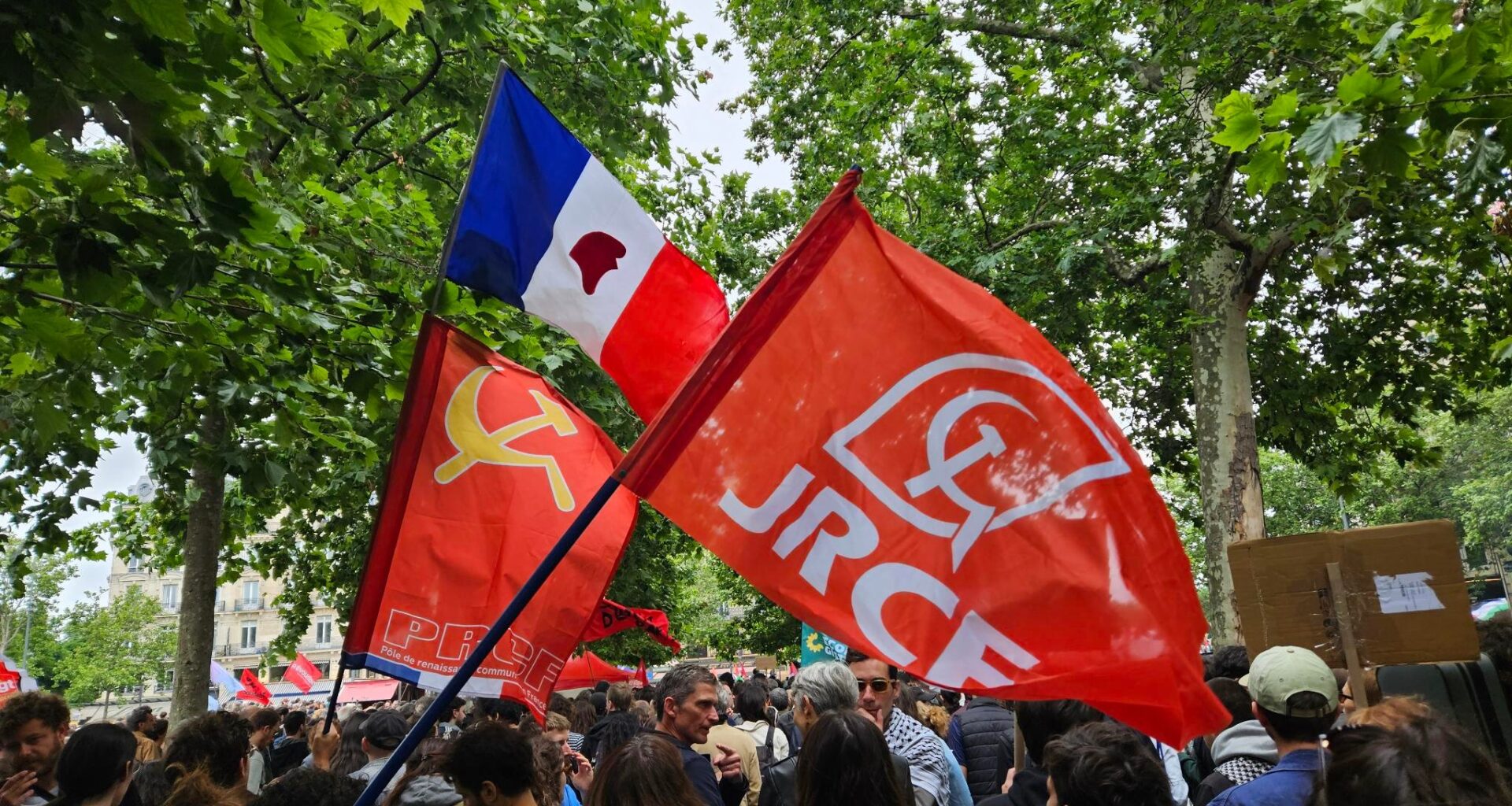 Face à l’illégitimité de Macron et à la dangerosité de l’Axe UE-OTAN pour tous les peuples, Agissons en 2025 pour la paix mondiale, le progrès social et l’émancipation nationale !