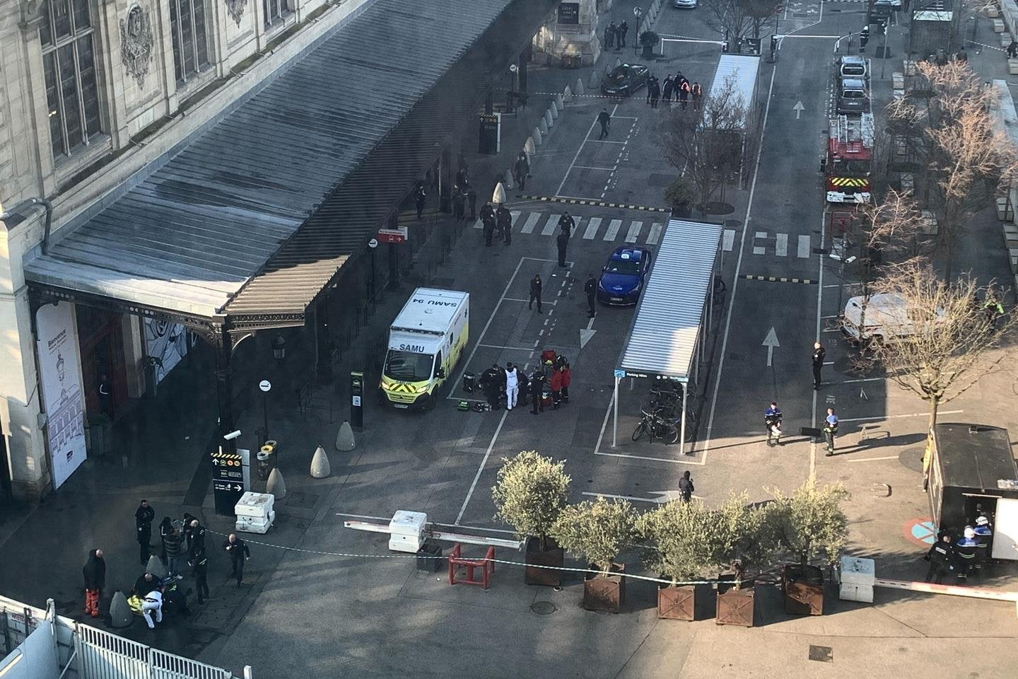 Gare d’Austerlitz : des agents de la SNCF ouvrent le feu et font deux blessés, dont un homme qui taguait une croix gammée