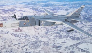 Samolot rozpoznawczy Su-24MR podczas tankowania w locie