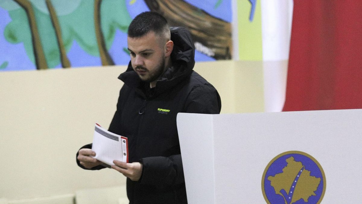 Podľa odhadov voľby v Kosove vyhrala strana premiéra Kurtiho