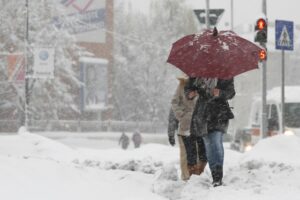 Revine iarna. Ninsori în Maramureş, Transilvania şi Moldova, până luni seară