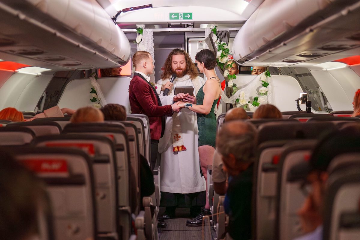 Couple gets married onboard a PLAY flight