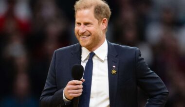 Prince Harry Reacts to ‘So Inappropriate’ Gift from Team Australia at Invictus Games