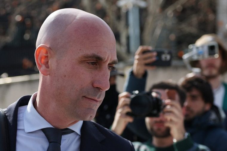 Soccer Football - Luis Rubiales faces examination during trial - National Court, Madrid, Spain - February 13, 2025 Luis Rubiales leaves the court REUTERS/Violeta Santos Moura