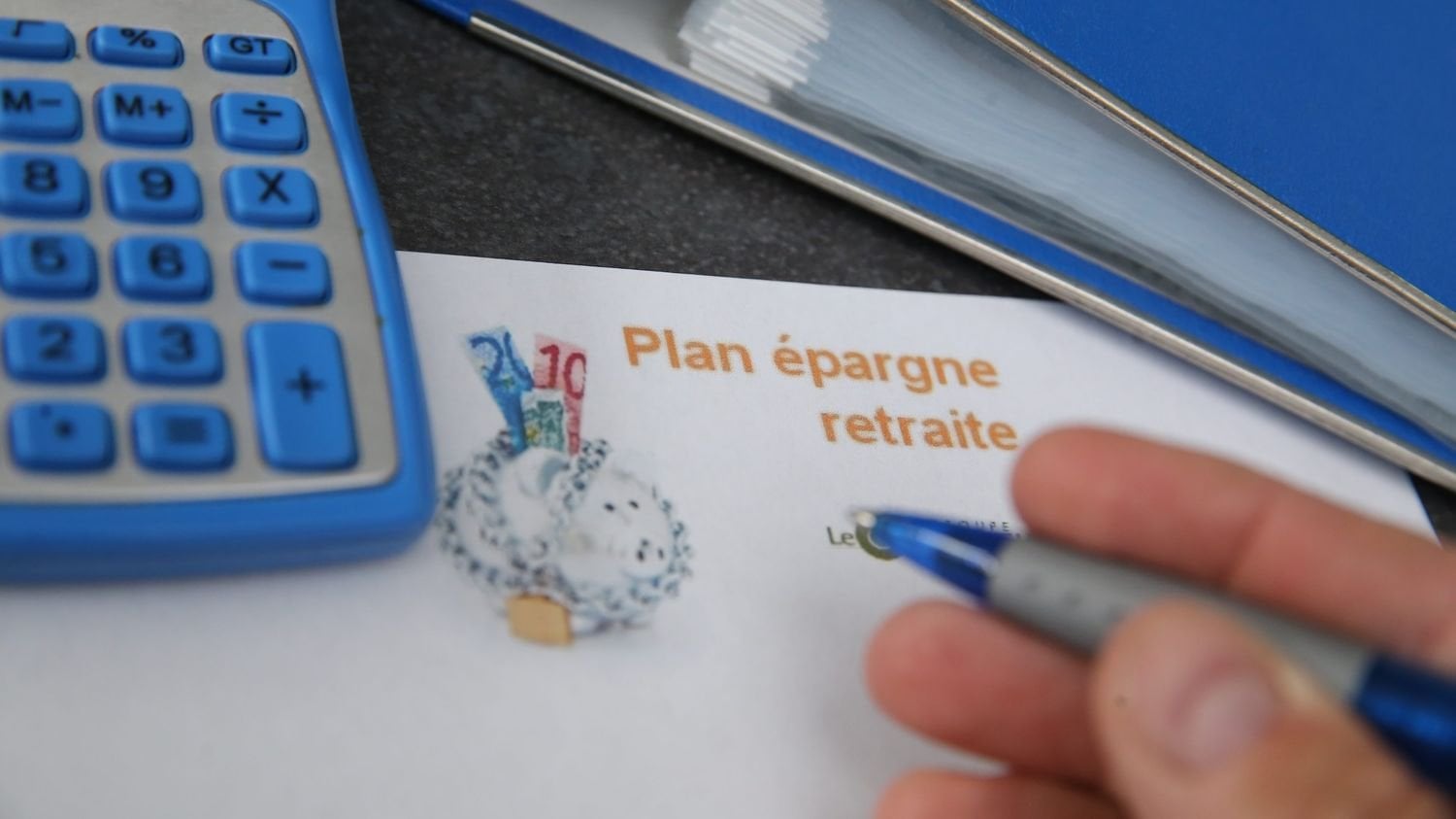 "Ils ont peur pour leur retraite" : ces Français, méfiants pour l'avenir, préfèrent mettre de côté le plus tôt possible