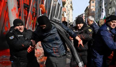 Anti-Euro-Protest: Rechtsradikale Demonstranten greifen EU-Büro in Sofia an
