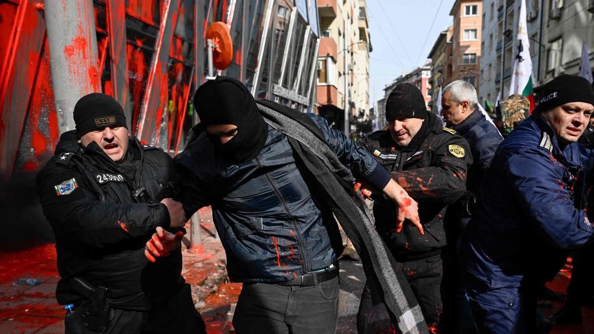 Anti-Euro-Protest: Rechtsradikale Demonstranten greifen EU-Büro in Sofia an