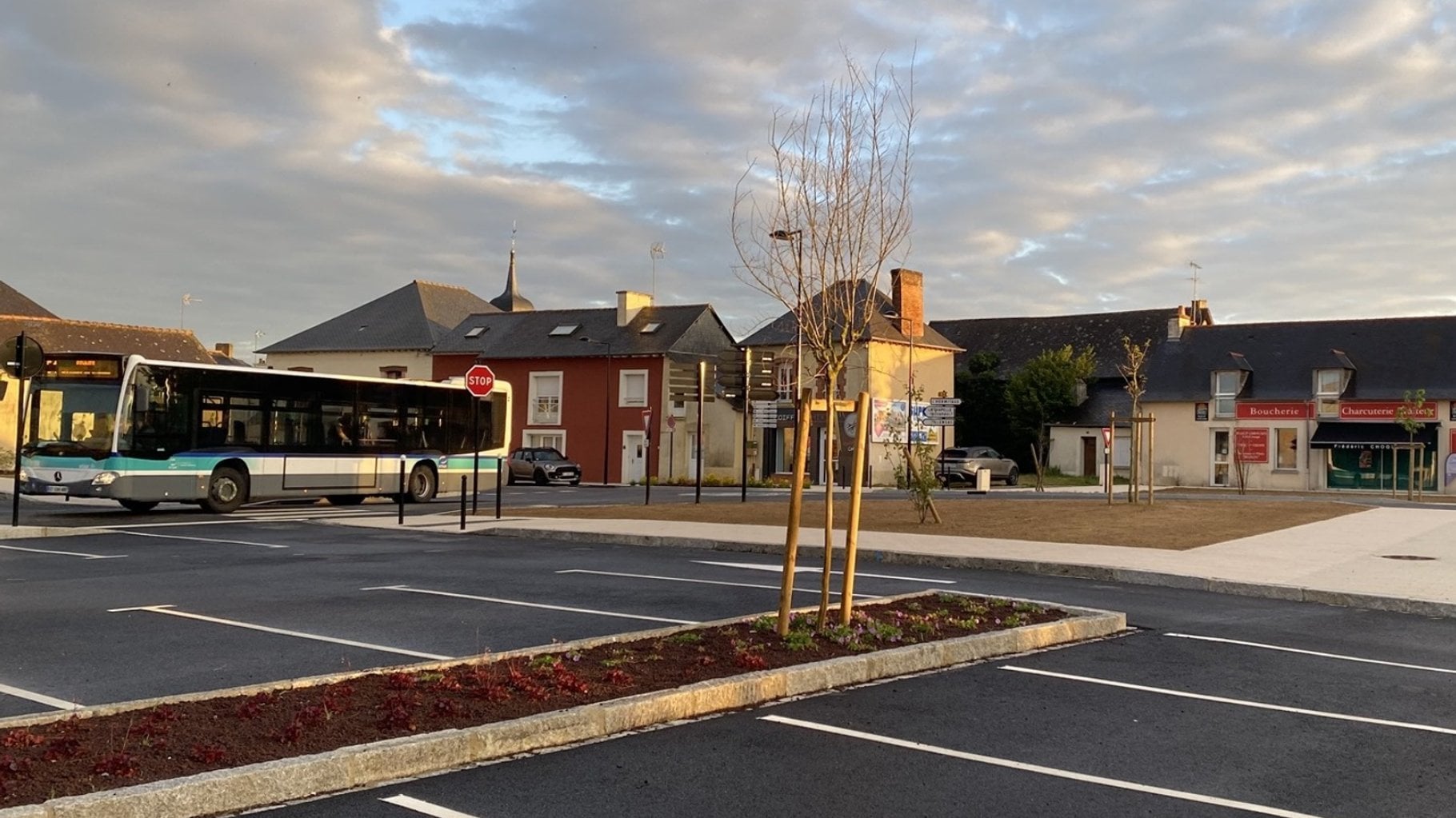 Le HuffPost – Tabassé pour avoir dénoncé un salut nazi, Anton Burel, élu municipal breton porte plainte