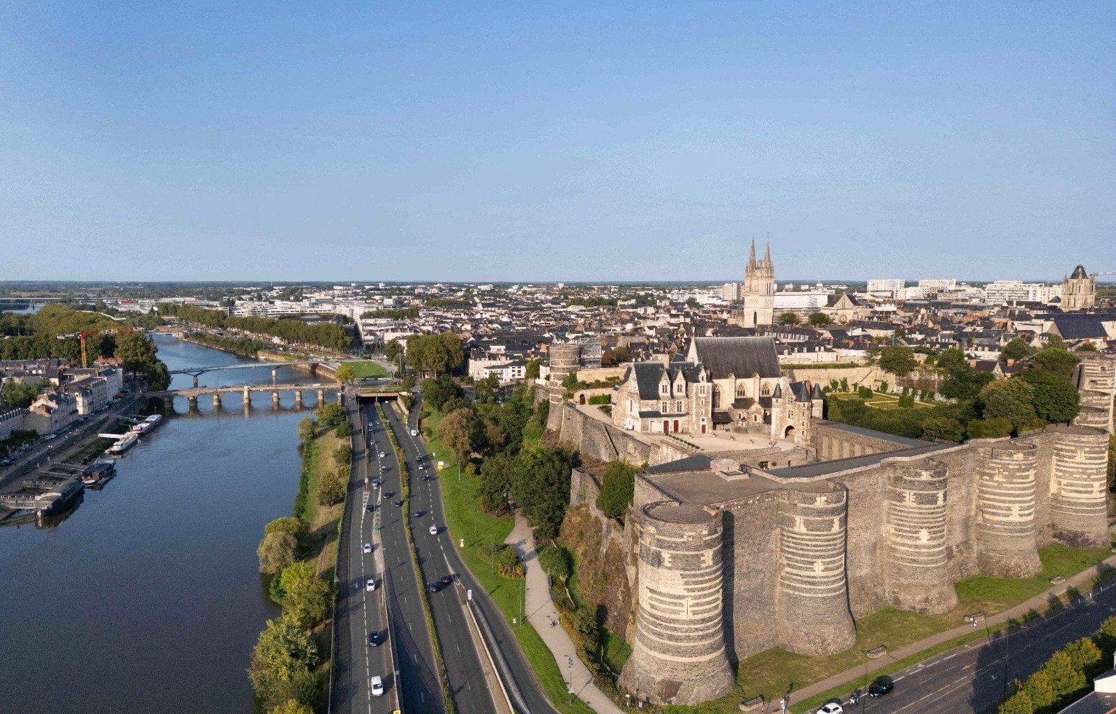 Angers : quatre neonazis arrêtées pour avoir tabassé un groupe de jeunes après les avoir sommés de « faire le salut nazi »