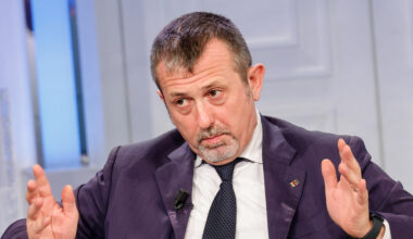 Delmastro condannato a 8 mesi. Meloni: 'Resta al suo posto', insorgono le opposizioni - Notizie