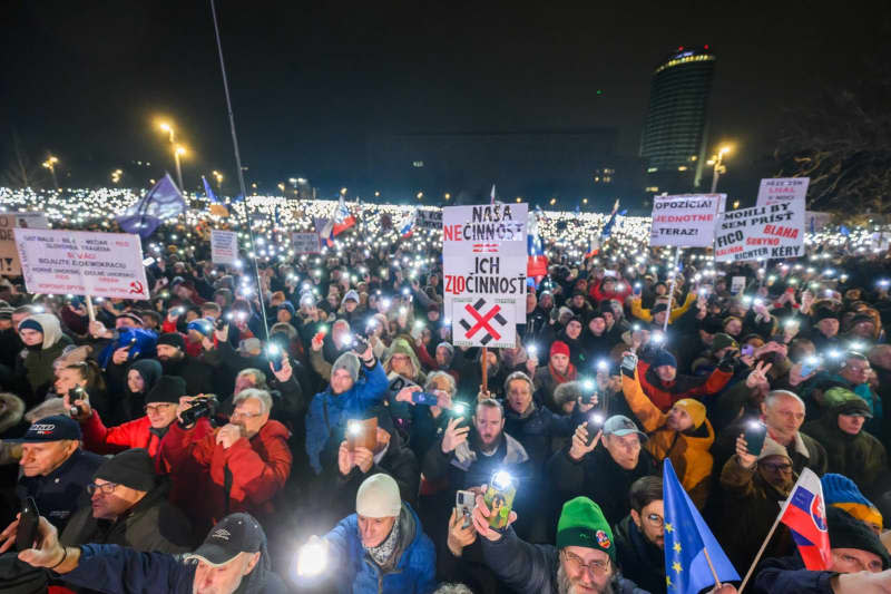 People take part in a protest against Slovak Prime Minister Robert Fico's government under the slogan "Slovakia is Europe!". Jaroslav Novák/TASR/dpa