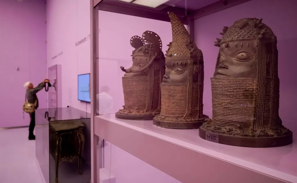 Nederland geeft geroofde Benin Bronzen terug aan Nigeria