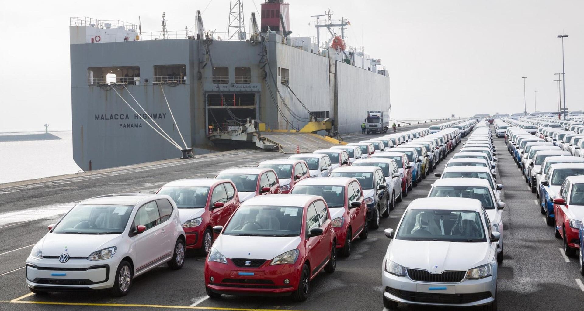 Autos stehen im Hafen von Emden zur Verschiffung bereit.