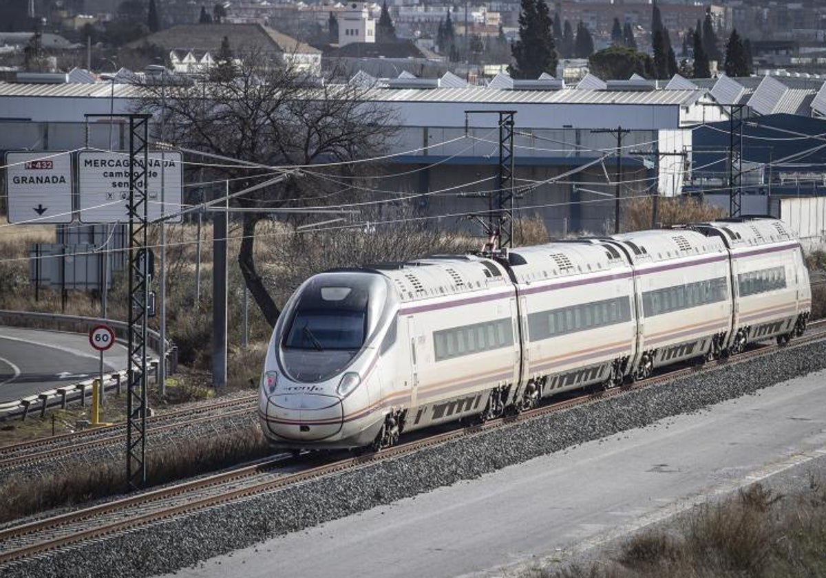Tren AVE a su paso por Granada