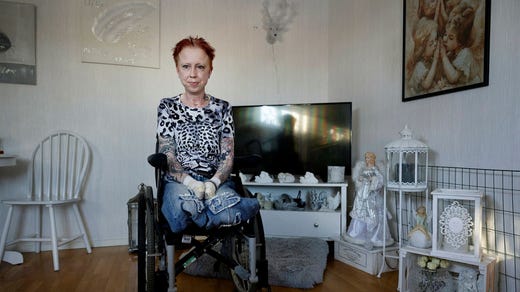Linda Mattews Skoglund har fått ett förändrat liv efter sjukdomen. Trots det ser hon positivt på framtiden och drömmer om att kunna jobba med hundar igen.