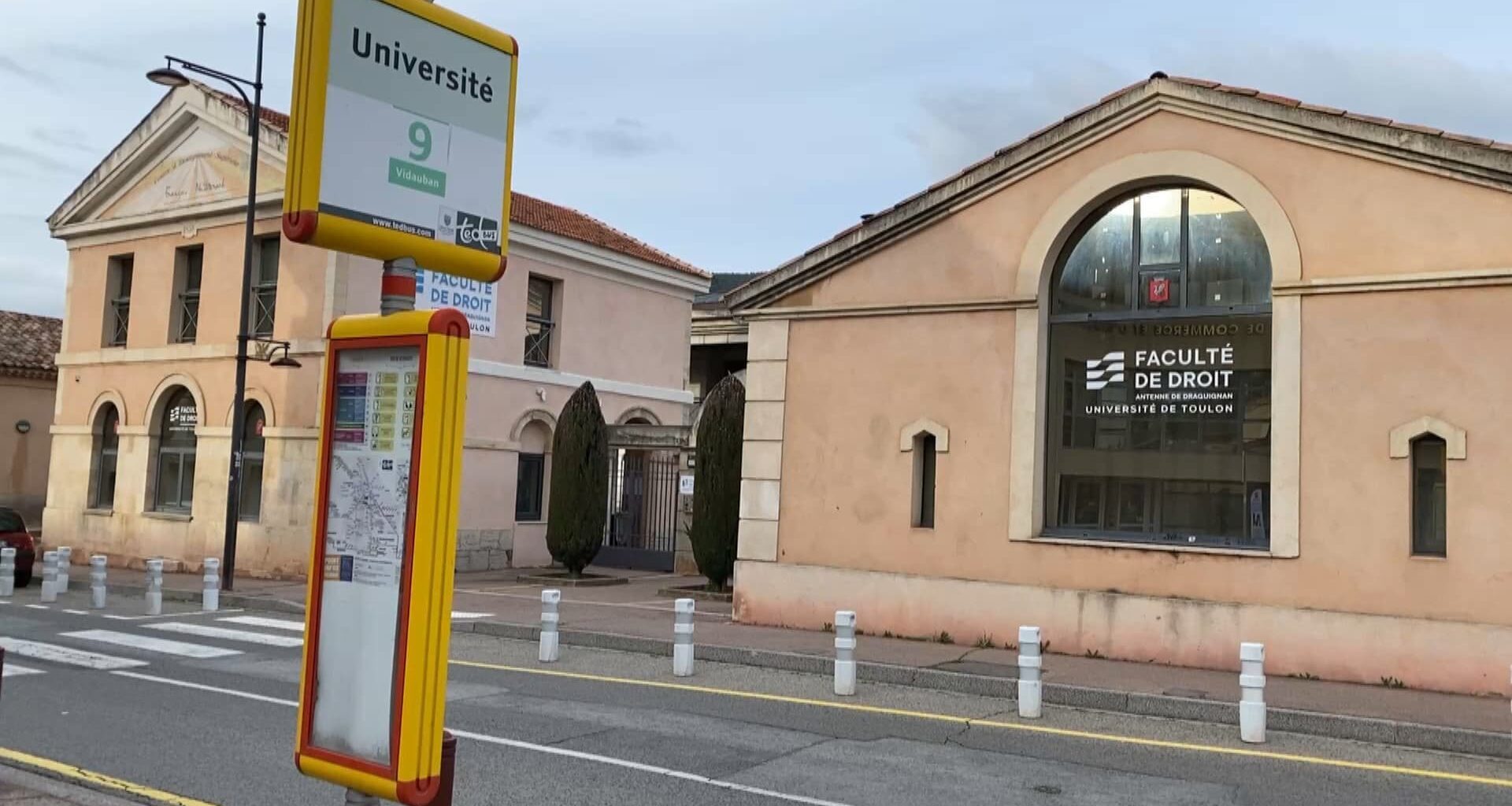 VAR: UNE PROFESSEURE DE DROIT CYBERHARCELÉE PAR L'EXTRÊME DROITE APRÈS AVOIR ÉTÉ FILMÉE À SON INSU