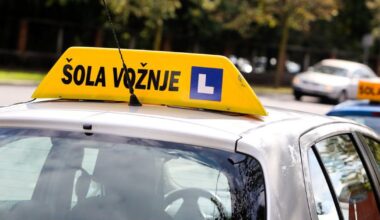 Kritike inštruktorice Marjetke Kramžar na način policijskega nadzora v šolah vožnje