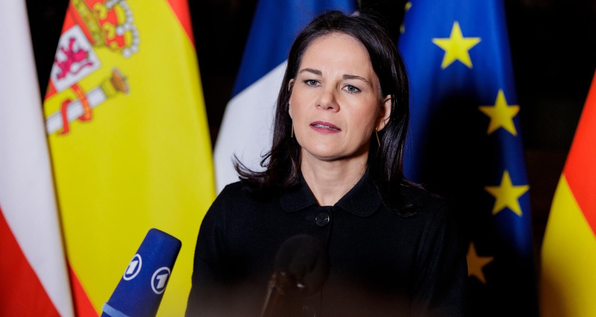Bundesaußenministerin Annalena Baerbock (Grüne) spricht in ein Mikrofon der ARD.