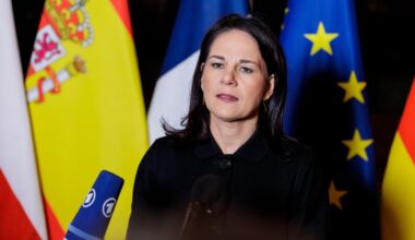 Bundesaußenministerin Annalena Baerbock (Grüne) spricht in ein Mikrofon der ARD.