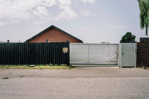 Luelåbon väntade utanför mc-gänget Comanches klubblokal i Köpenhamnsförorten Bröndby, beväpnad med en pistol. Uppdragsgivarna ger instruktioner i en krypterad chatt som de döpt till ”100 lax dk”.