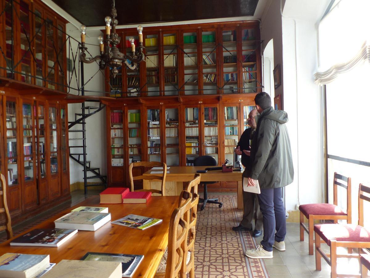Vicente Lunar Bravo, en la biblioteca.