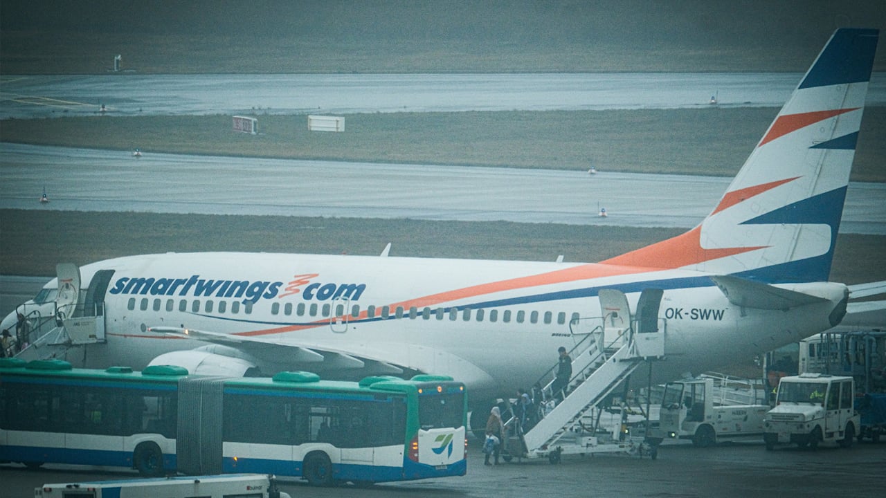 Flugzeug mit 155 Afghanen in Berlin gelandet | Politik