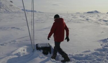 Researcher shows "dramatic" change in Norway glacier ice levels
