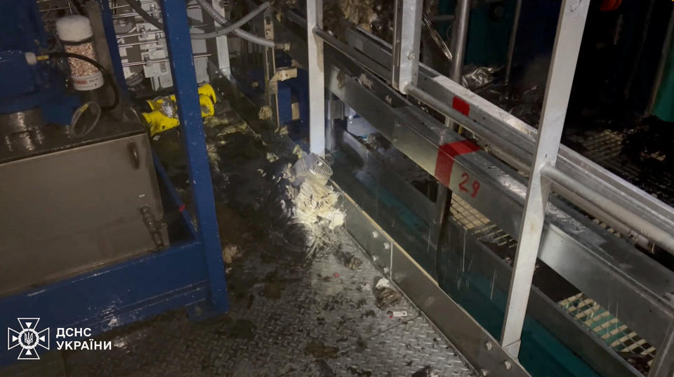 Interior de la estructura que cubre el antiguo sarcófago que encierra los restos del dañado cuarto reactor de la central nuclear de Chernóbil, con un impacto de lo que el presidente ucraniano Volodymir Zelenski dice que fue un ataque de un dron ruso, en medio del ataque de Rusia a Ucrania, en Chernóbil, en la región de Kiev, Ucrania 14 de febrero de 2025 en esta captura de pantalla tomada de un vídeo distribuido. Servicio de Prensa Presidencial de Ucrania/Handout via REUTERS