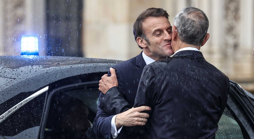 Macron recebido com chuva para visita de dois dias a Portugal