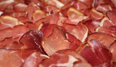 "Pas un sou pour les fachos" : les clients d’un petit marché manifestent contre un stand de charcuterie réputé proche de l’extrême droite