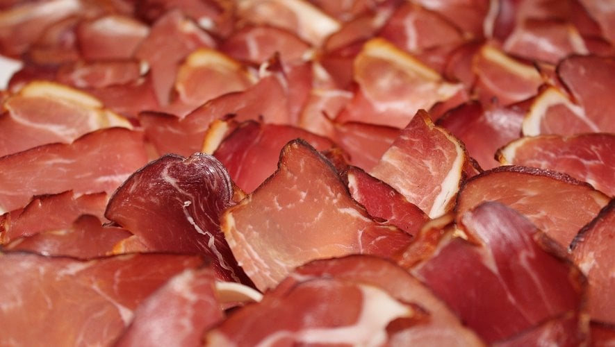 "Pas un sou pour les fachos" : les clients d’un petit marché manifestent contre un stand de charcuterie réputé proche de l’extrême droite