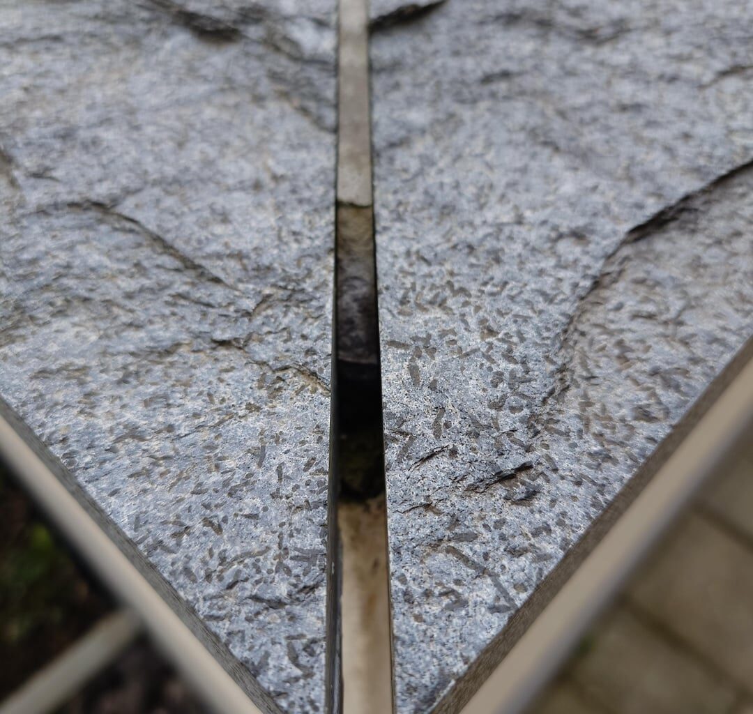 Fugen zwischen Schieferplatten platzen