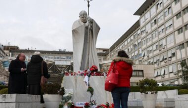 "Légère amélioration" de l'état de santé du pape qui reste "critique" - rts.ch